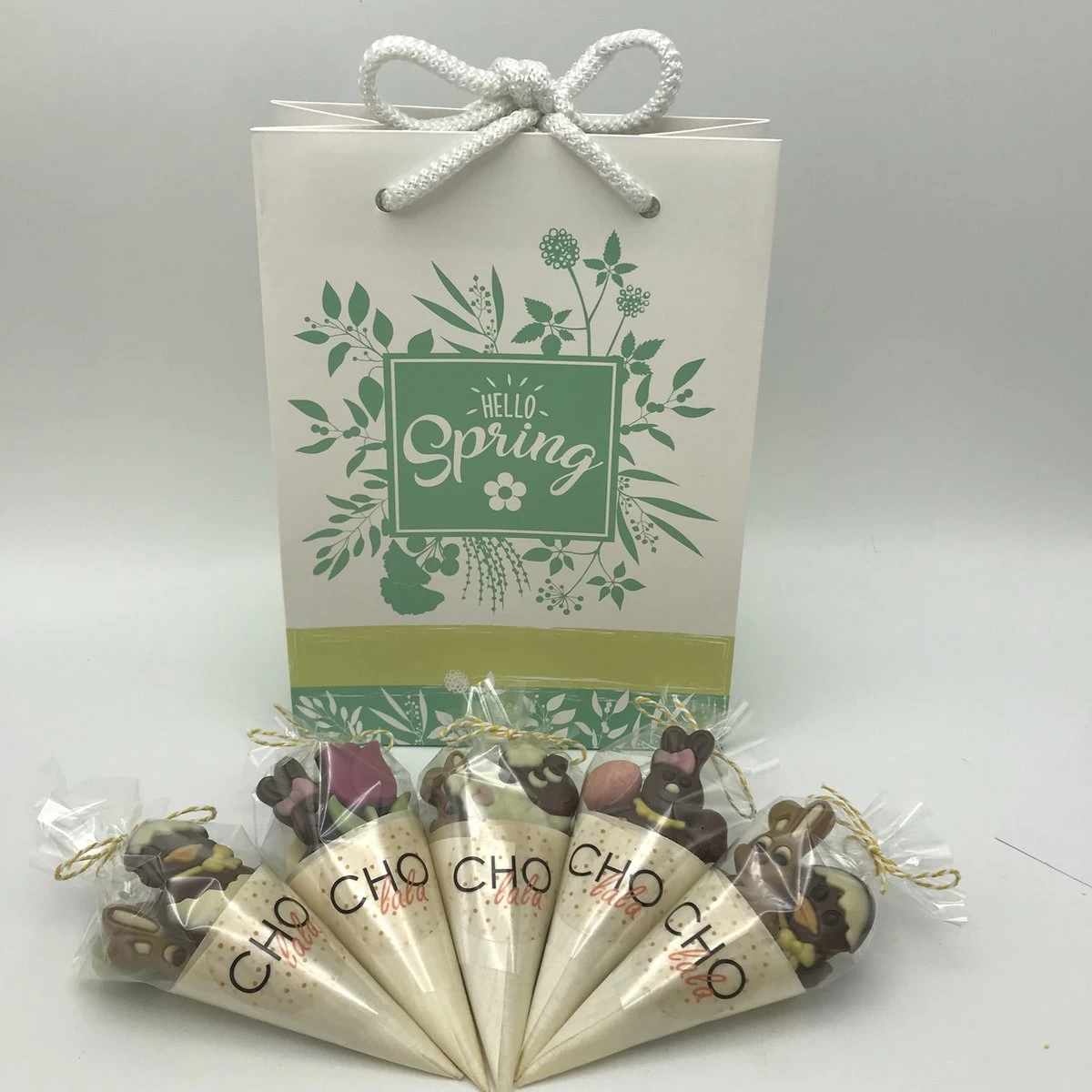Cho-lala Paaschocolade , Set Van 5 Puntzakjes Hallo Lente | Chocolade Cadeau Pasen Lente | Totaal 300 Gram Chocolade - Afbeelding 2