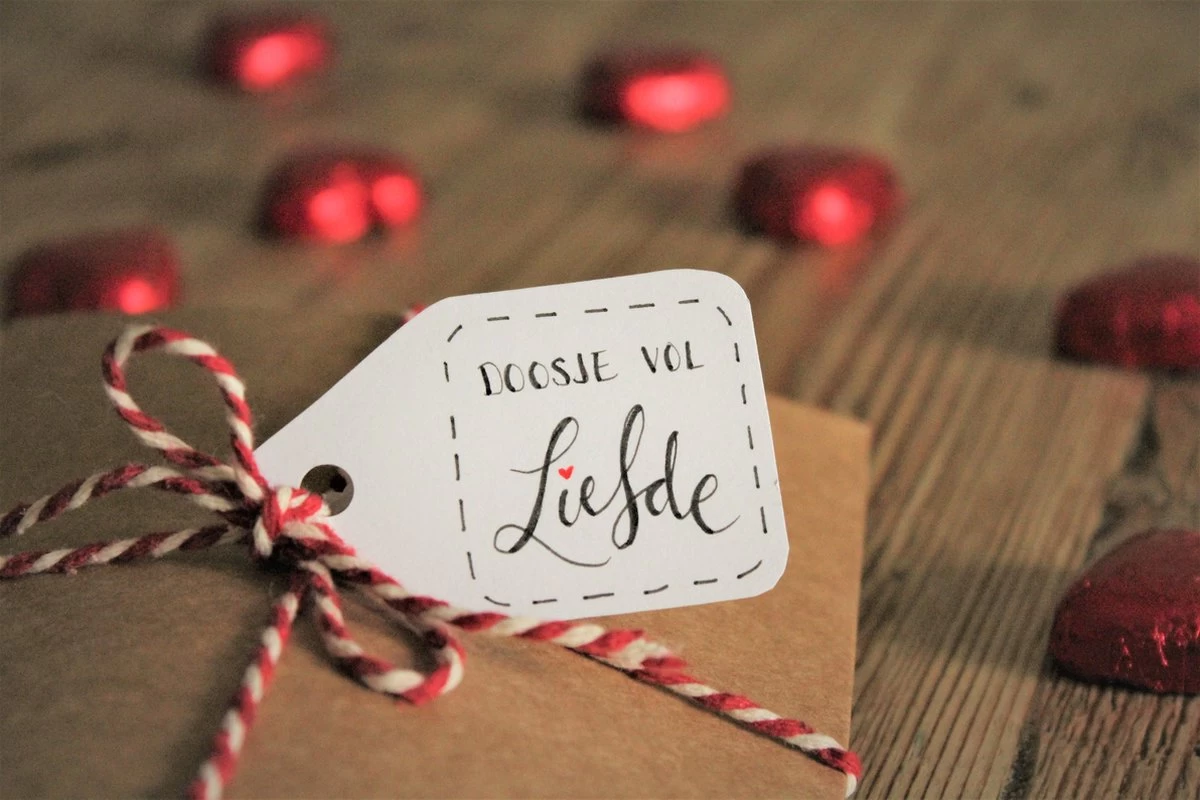 Doosje Vol Liefde - Chocolade Cadeau - Met Wenskaart En Chocolade Harten - Chocola - Afbeelding 4